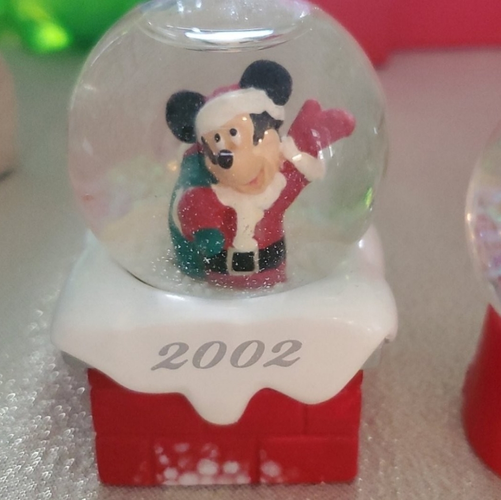 2002 MICKEY SNOW GLOBE christmas